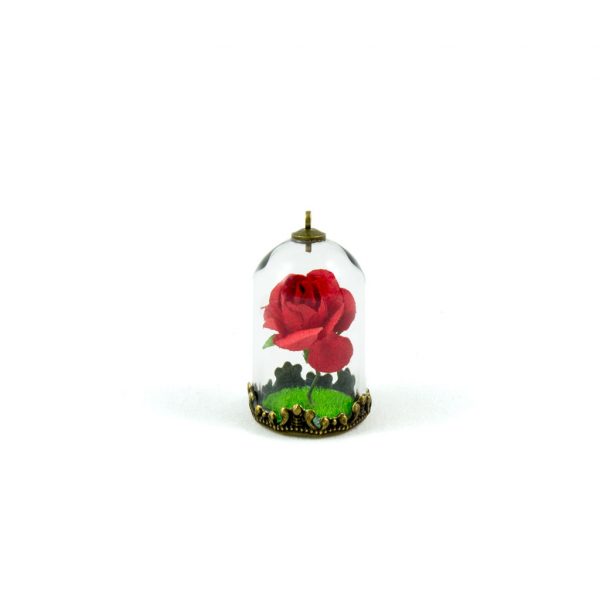 Detalle de colgante 2 que incluye una rosa en miniatura y una base de césped artificial
