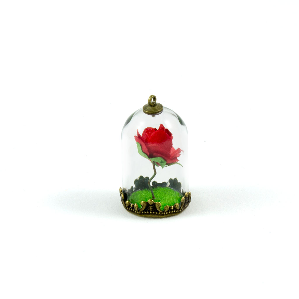 Detalle de colgante que incluye una rosa en miniatura y una base de césped artificial